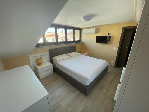 Habitación pequeña con cama y ventana en GG Apartment, en Agropoli