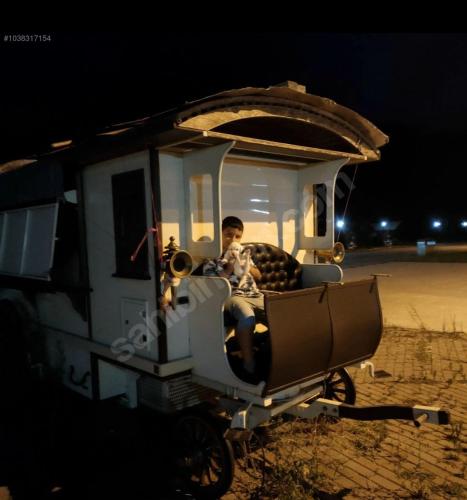 Ein Mann, der mit einem Hund in einem Spielzeugauto sitzt. in der Unterkunft Yılmaz camping 