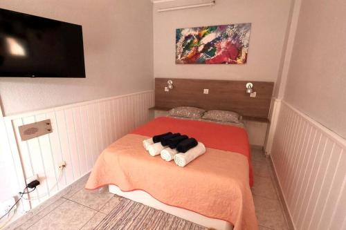プエルト・デ・ラ・クルスにあるApartamento Paraiso Valle Luzのベッドルーム1室(ベッド1台、壁掛けテレビ付)
