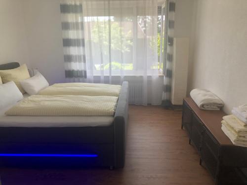 1 dormitorio con cama y ventana en Apartment Lucy, en Tuttlingen