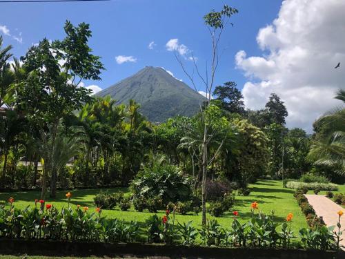 a view of a mountain from a garden at Hotel Villas Vilma in Fortuna