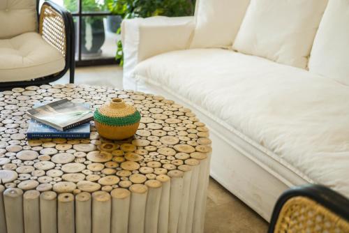 a living room with a coffee table and a couch at Hotel Club-E in Fethiye