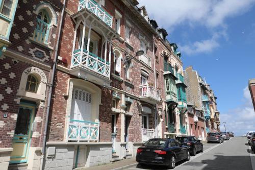 una fila di edifici con auto parcheggiate su una strada di laureclipse2 a Mers-les-Bains