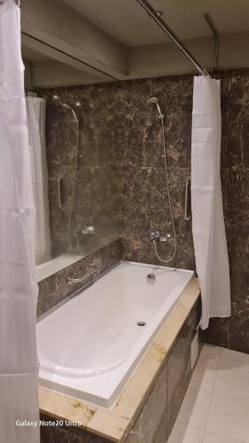 Bilik mandi di Suite Roma 1 at Royal Spa