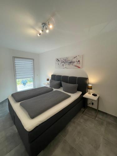 a bedroom with a large bed and a window at Winzer Lounge Ferienwohnung in Dernau