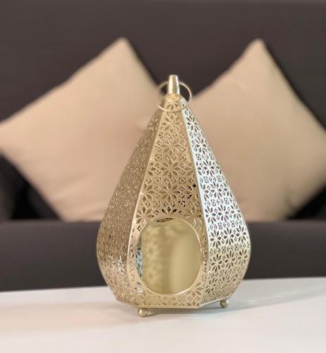 un récipient en argent avec un miroir sur une table dans l'établissement C016 Appartement 10 MIN de Disneyland Paris, à Montévrain