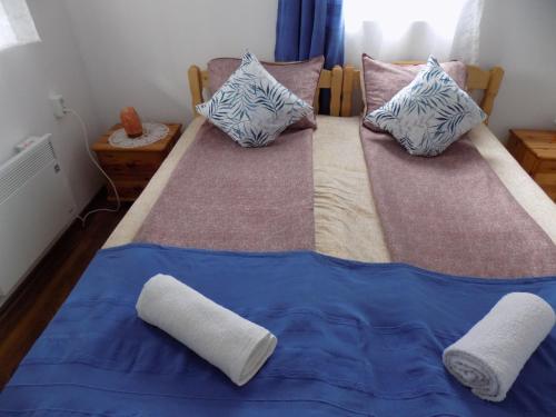 2 Betten in einem Zimmer mit Kissen darauf in der Unterkunft Hegyi-lak vendégház in Praid