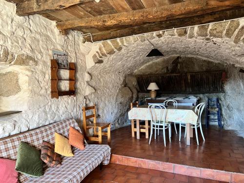 un salon avec un canapé et une table dans l'établissement LES GITES D'ARDAILLERS, à Valleraugue