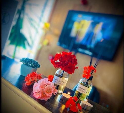 Μια τηλεόραση ή/και κέντρο ψυχαγωγίας στο LANCASTER HOTEL APARTMENTS DAHIET ALRASHEED