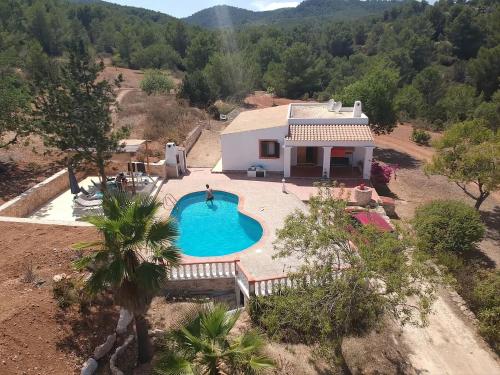 eine Luftansicht eines Hauses mit Pool in der Unterkunft VILLA GREAT PARADISE in San Jose de sa Talaia