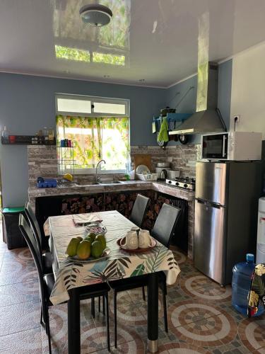 uma cozinha com uma mesa com fruta em Vaiotaha Lodge em Bora Bora