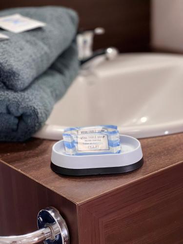 une balance sur un comptoir de salle de bain à côté d'une baignoire dans l'établissement B201 Studio 10 min DisneyLand Paris, à Montévrain