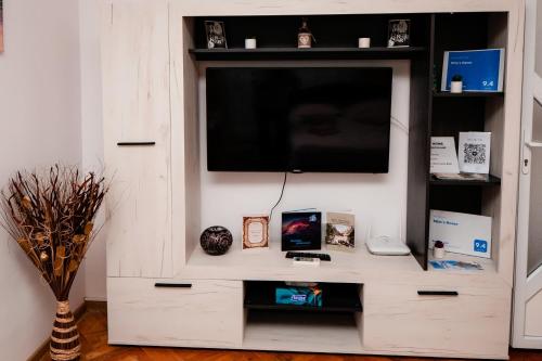 Mim's Homeにあるテレビまたはエンターテインメントセンター