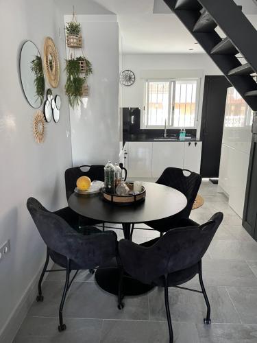 a dining room table and chairs in a kitchen at Prachtig gemoderniseerde woning op 250 meter van het strand in Santa Pola