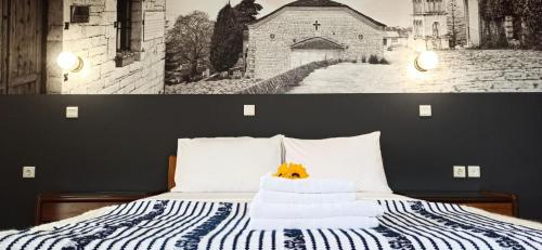 a black and white photo of a bedroom with a bed at Βαδόκειος ΓΗ in Zítsa