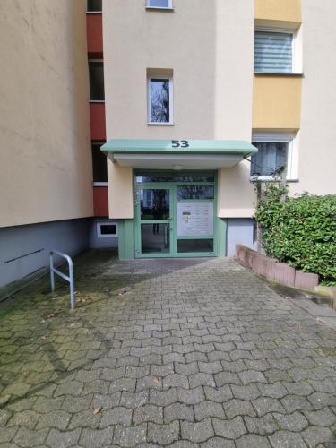einen Außenblick auf ein Gebäude mit einem Ticketschalter in der Unterkunft Maria Apartment in Wolfsburg