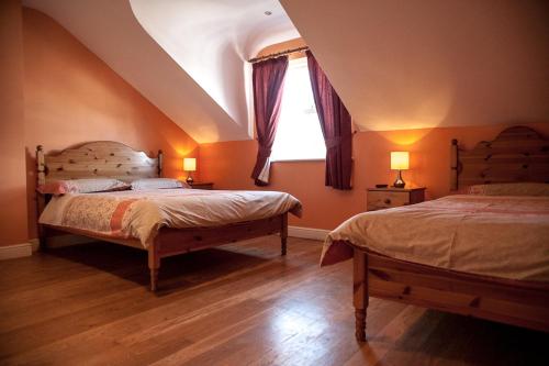 Postel nebo postele na pokoji v ubytování Slieve League Lodge