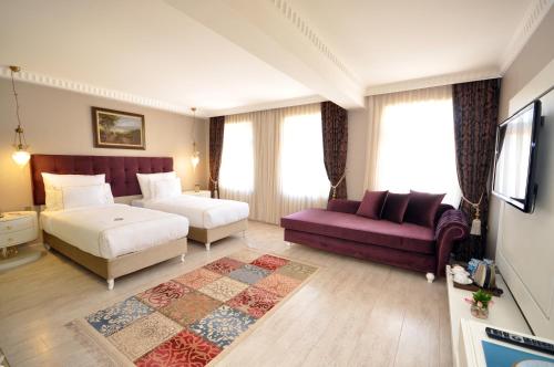 pokój hotelowy z łóżkiem i kanapą w obiekcie Nea Suites Old City w Stambule