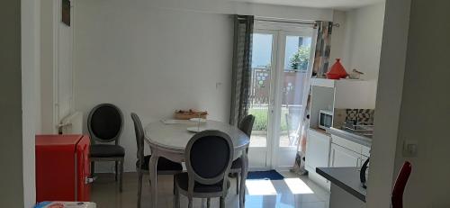 eine Küche mit einem Tisch und Stühlen im Zimmer in der Unterkunft Chez Laurent in Bergerac