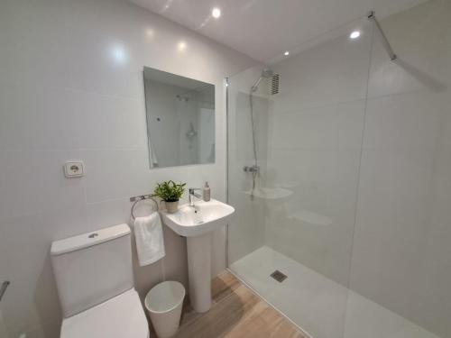 biała łazienka z toaletą i umywalką w obiekcie GLP MUCHAVISTA BEACH w mieście El Campello
