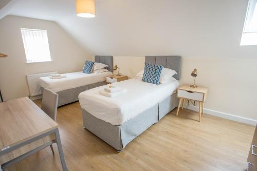 - une petite chambre avec un lit et un canapé dans l'établissement Bicester Road Apartments, à Kidlington
