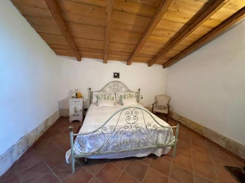Cama en habitación con techo de madera en Casale Etna Testa di Moro, 