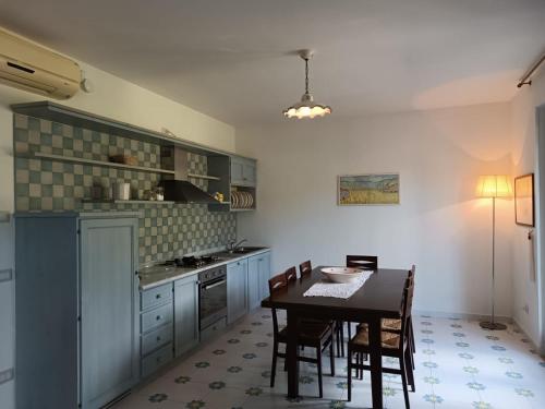 a kitchen with a table and chairs in a room at Affittacamere Aria in Sessa Cilento