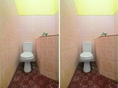 - deux photos d'une salle de bains avec toilettes dans une chambre dans l'établissement SPOT ON 92610 Barokah Kostel Syariah, à Semarang