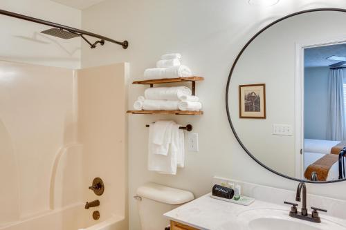 e bagno con specchio sopra i servizi igienici e lavandino. di Expansive Cedar Hill Rental with Pool and Hot Tub! 