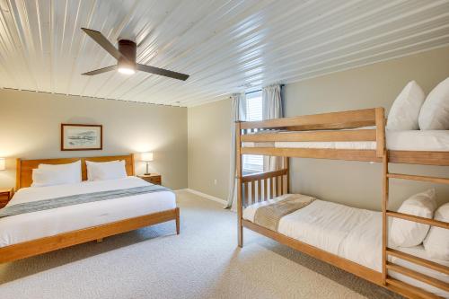 una camera con 2 letti a castello e un ventilatore a soffitto di Expansive Cedar Hill Rental with Pool and Hot Tub! 