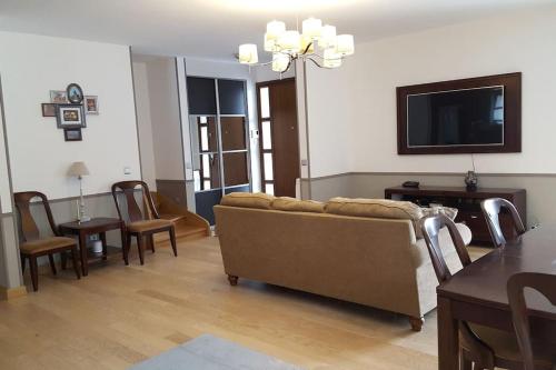 een woonkamer met een bank en een tafel bij villa frontière suisse Topdestination-Annemasse in Gaillard