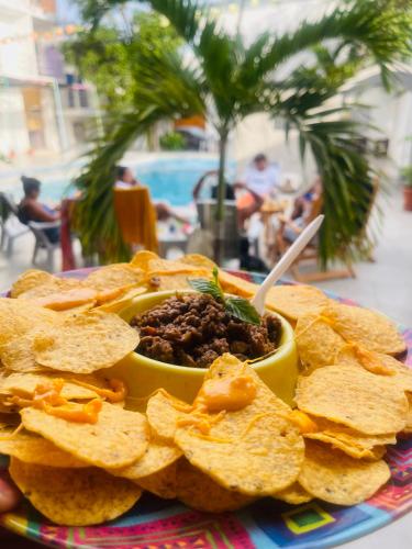 a plate of chips and a bowl of chili and tortilla chips at Casa de Huéspedes Playas Arena in Playas