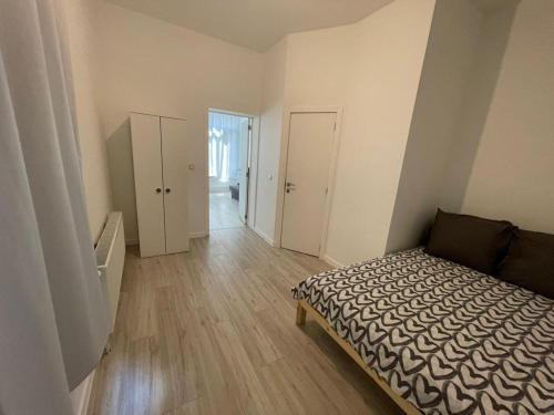 una camera con letto e pavimento in legno di Apartment Brussels 1 a Bruxelles