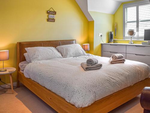 Postel nebo postele na pokoji v ubytování St Brides Bay View