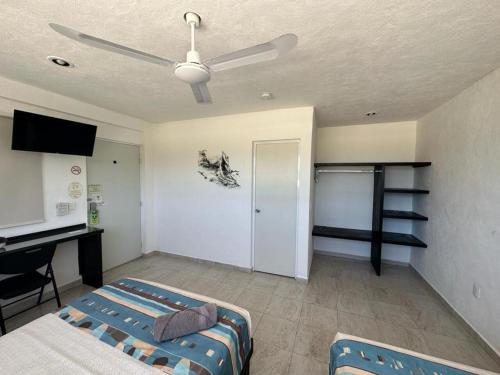 Кровать или кровати в номере Puerto Morelos Hotel Las Palmas - Near the beach