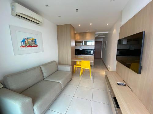a living room with a couch and a table and a kitchen at HOSPEDE-SE JÁ DUPLEX in Brasilia