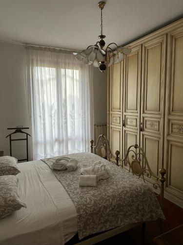 a bedroom with a bed with two towels on it at Casa Maria (posto auto gratuito) in San Donnino