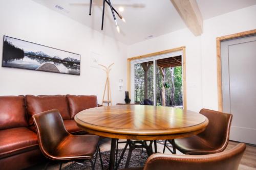 Гостиная зона в Stone Cove Waterfront Adults Only B&B