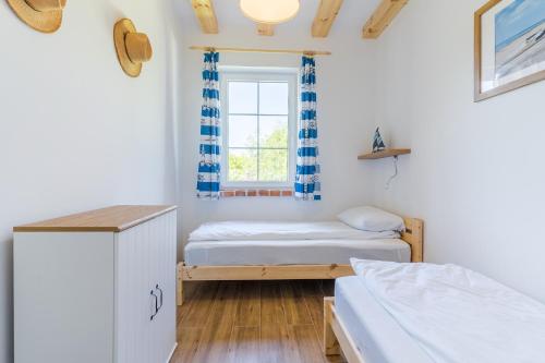um quarto com duas camas e uma janela em Mila Morska Kopalino em Kopalino