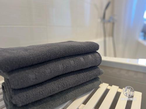 a pile of towels sitting on top of a bench at KMHosting Luxe Apartment Chemnitz-Zentrum in Chemnitz