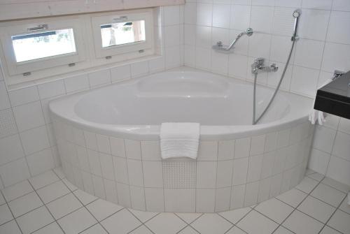 Kylpyhuone majoituspaikassa Hotel Rhonequelle