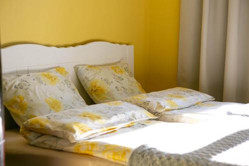 2 almohadas encima de una cama en un dormitorio en Lovely nest in Nõmme en Tallin