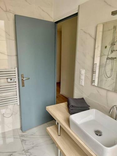 une salle de bain avec un lavabo et un miroir dans l'établissement Ultra central, air conditionned, very quiet!, à Nice