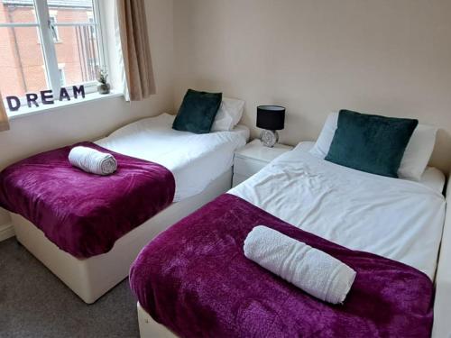 dos camas sentadas una al lado de la otra en un dormitorio en Room for a few at H-Cue, en Kent