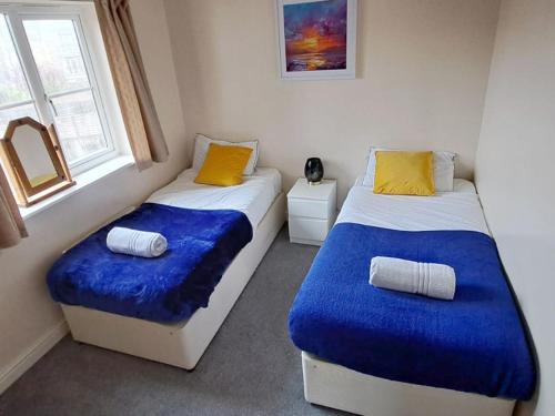 2 camas en una habitación de color azul y blanco en Room for a few at H-Cue, en Kent