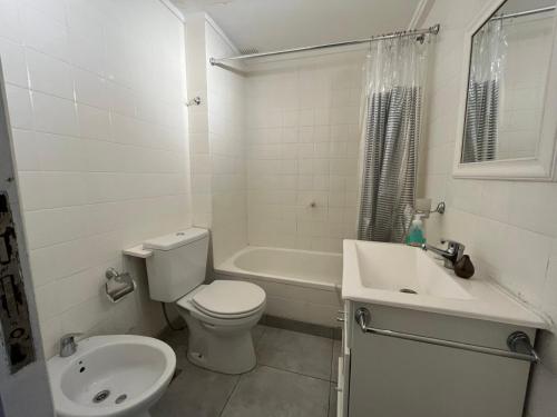 Ένα μπάνιο στο Center Apartment Studio