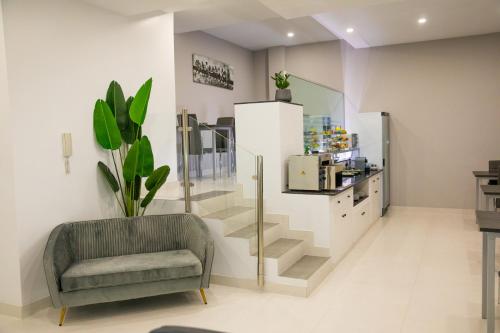 un negozio con una sedia e scale in una stanza di Apartahotel Énfasis-Group a El Cuervo