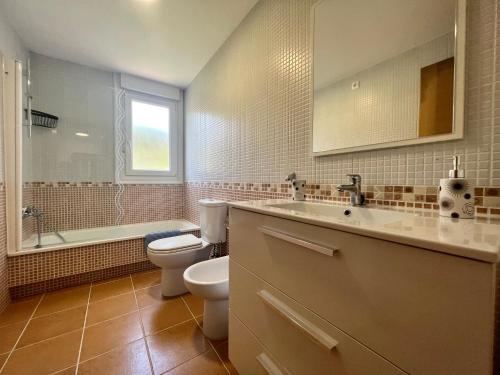 La salle de bains est pourvue de toilettes, d'un lavabo et d'une baignoire. dans l'établissement Öspede Surf And Montain Malpica de Bergantiños-Costa da Morte, à Malpica