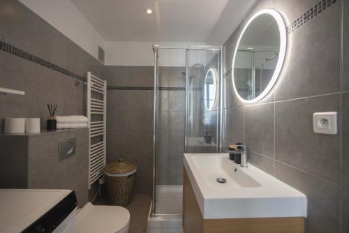 a bathroom with a sink and a shower at Splendide et idéalement situé proche du palais. in Cannes
