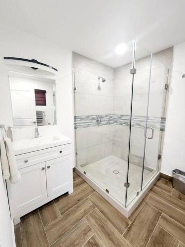 a white bathroom with a shower and a sink at Departamento Pitagoras No 2 in Ciudad Juárez
